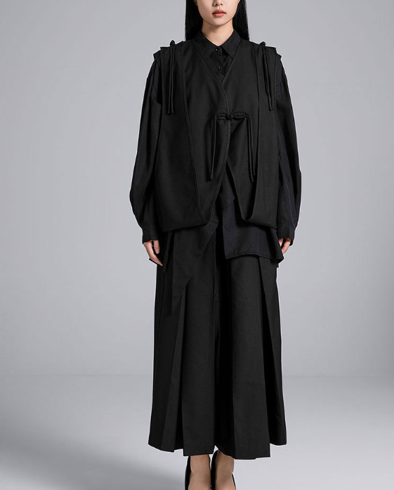 بدلة مصممة خصيصًا بأزرار ذهبية – مارون