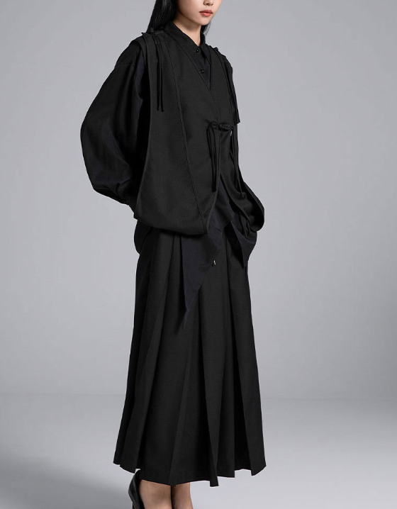 بدلة مصممة خصيصًا بأزرار ذهبية – مارون