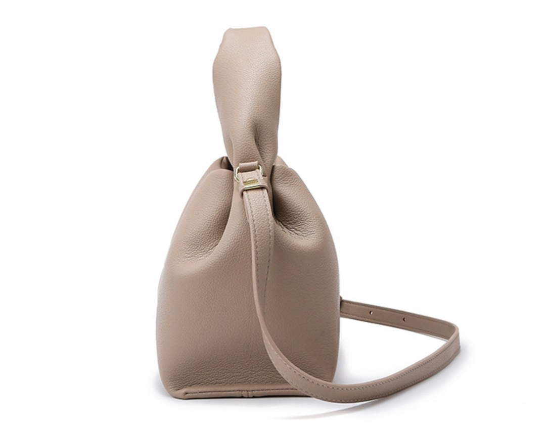 gewebte Rattan-Tragetasche mit doppelten Ledergriffen – LÉONIE 