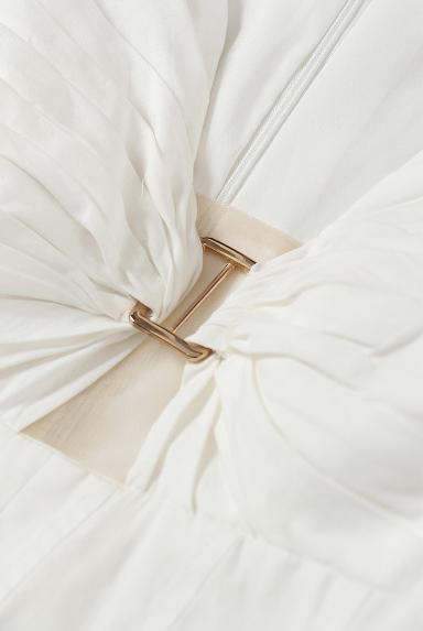 بدلة مصممة خصيصًا بأزرار ذهبية – مارون