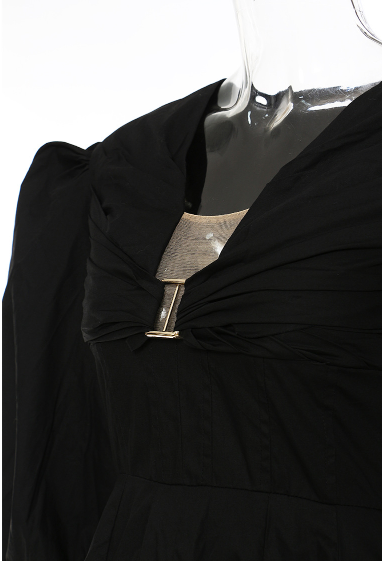 بدلة مصممة خصيصًا بأزرار ذهبية – مارون