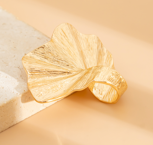 أقراط أذن مرصعة بأوراق المينا – أوريا