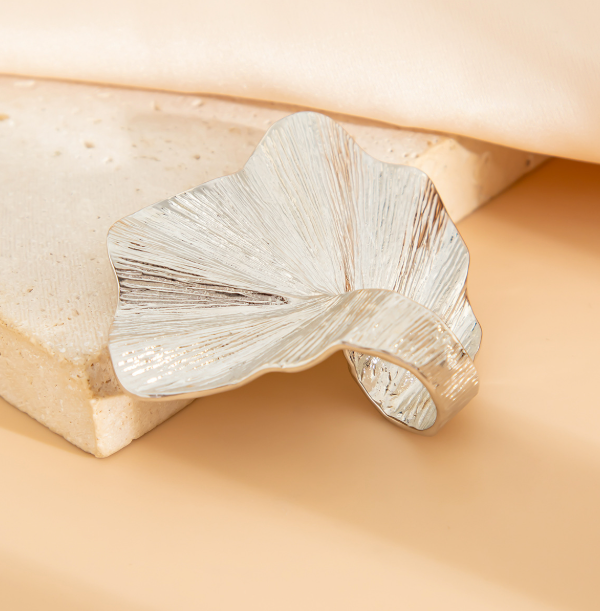 أقراط أذن مرصعة بأوراق المينا – أوريا