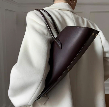 بلوزة مخملية بأكمام طويلة وياقة مزينة – تامر