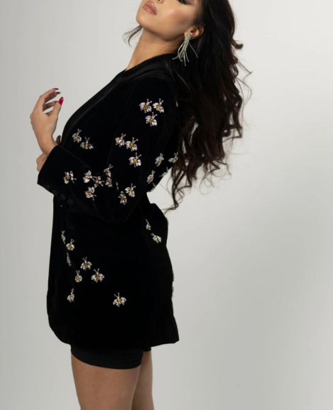 جاكيت مخملي بأزرار أمامية وحافة من الدانتيل الشفاف - صيفي