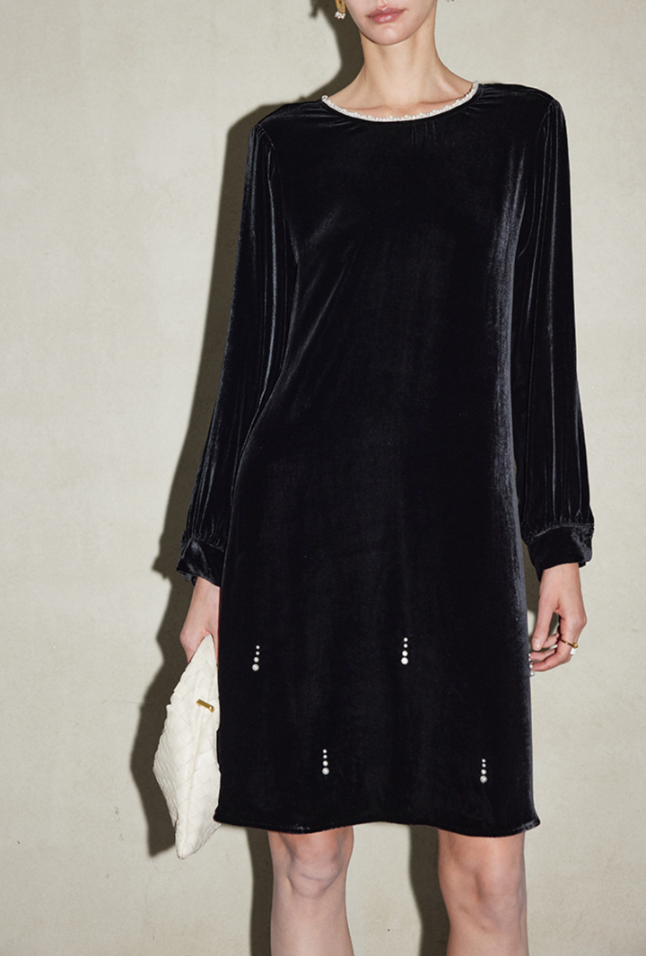 فستان قصير مخملي بأكمام طويلة مزين بالكريستال – آمن