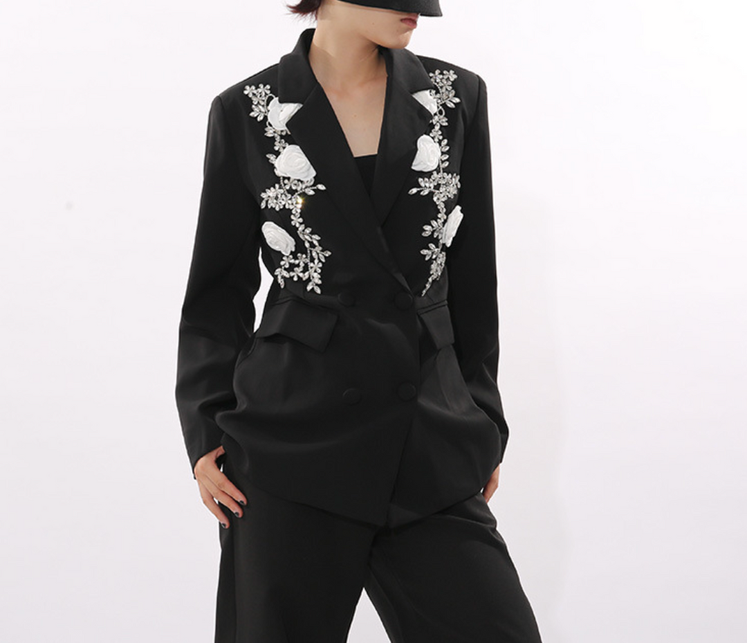 بليزر مزدوج الصدر بتطريز زهري أبيض - روزلين