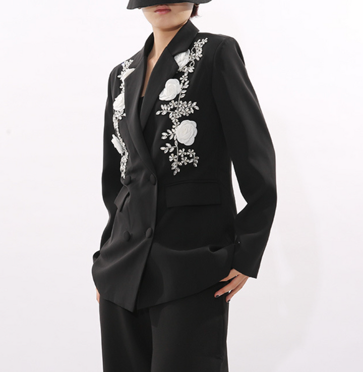 بليزر مزدوج الصدر بتطريز زهري أبيض - روزلين