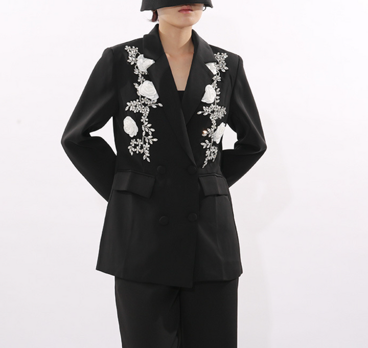 بليزر مزدوج الصدر بتطريز زهري أبيض - روزلين