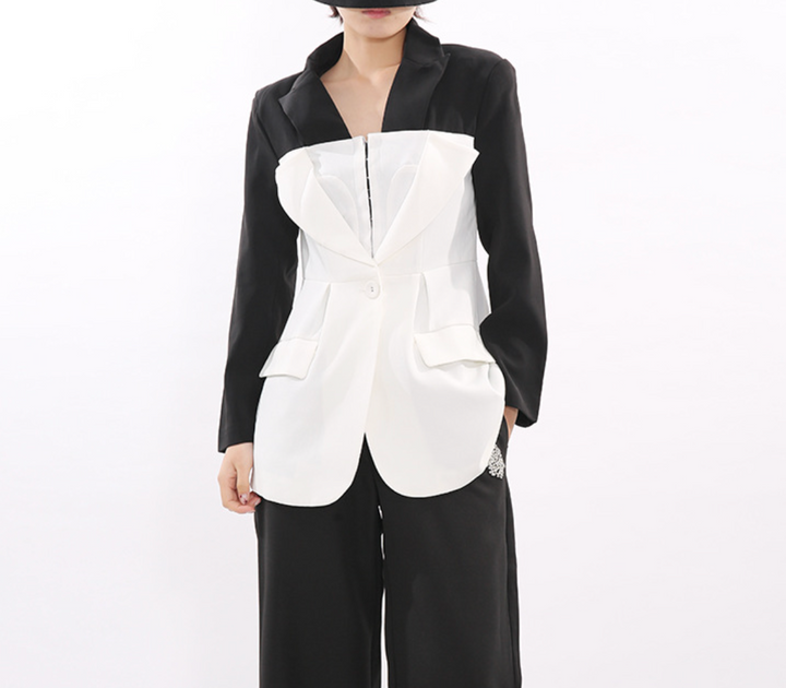 بليزر ثنائي اللون بتصميم منحوت مع صدرية مشدّة – أبيض