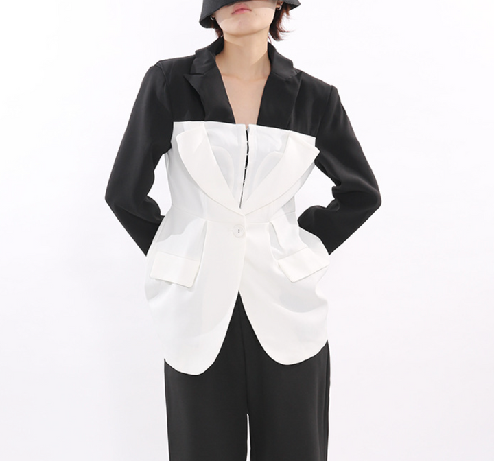 بليزر ثنائي اللون بتصميم منحوت مع صدرية مشدّة – أبيض