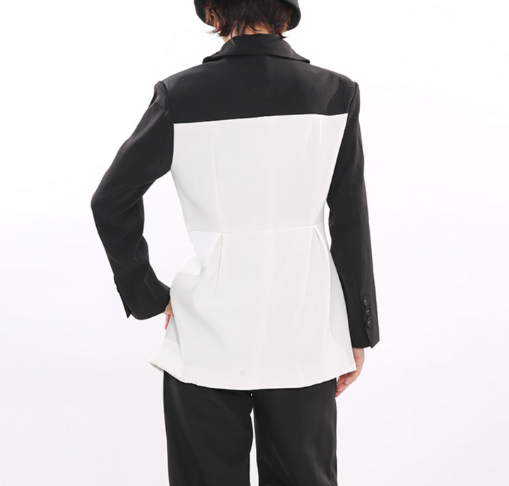 بليزر ثنائي اللون بتصميم منحوت مع صدرية مشدّة – أبيض