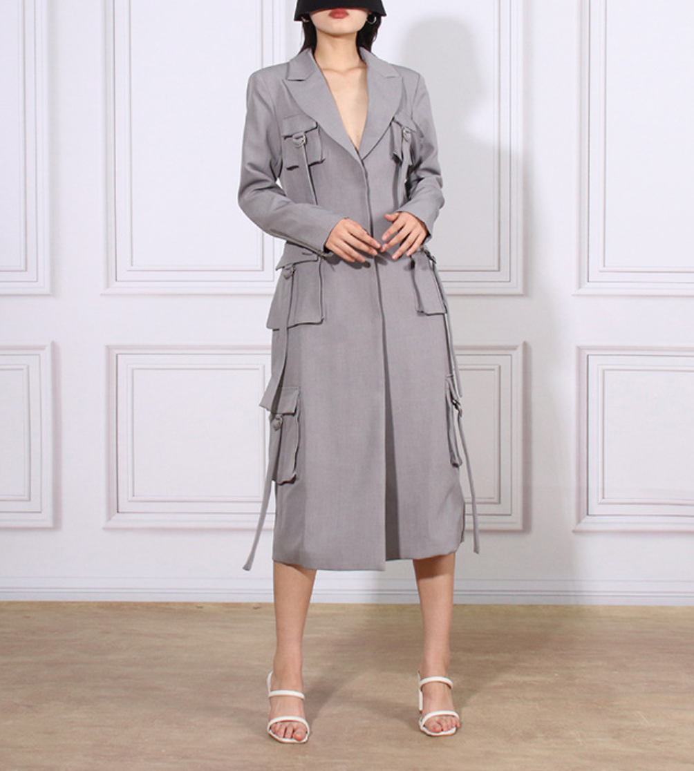 فستان بليزر طويل عملي مصمم خصيصًا بتفاصيل حمالات – غرايسون