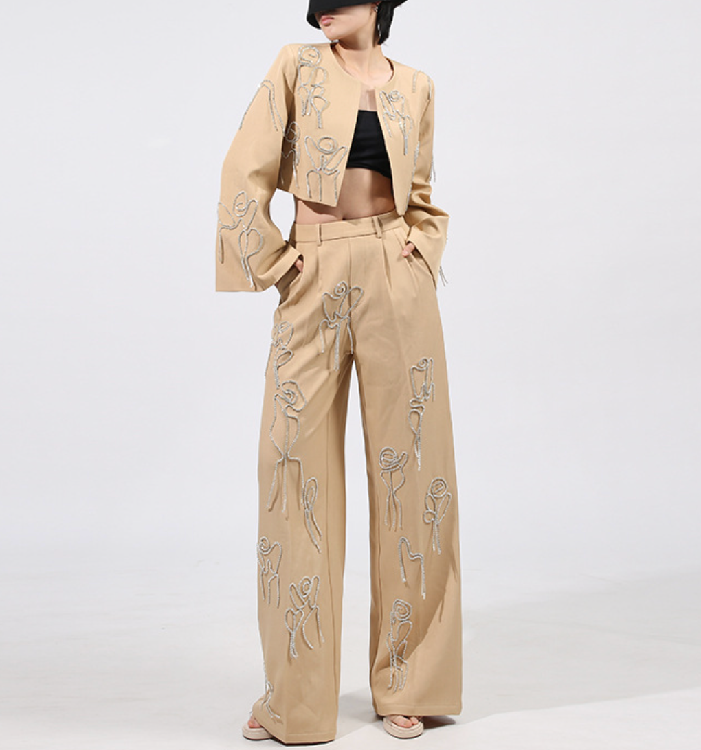 طقم جاكيت قصير مطرز وبنطال واسع الساقين - إيلارا