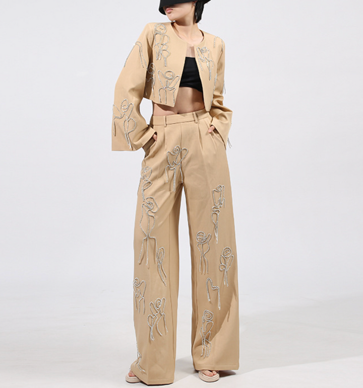 طقم جاكيت قصير مطرز وبنطال واسع الساقين - إيلارا