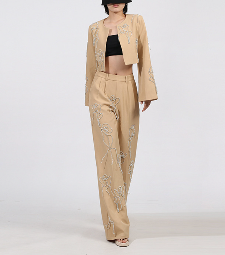 طقم جاكيت قصير مطرز وبنطال واسع الساقين - إيلارا