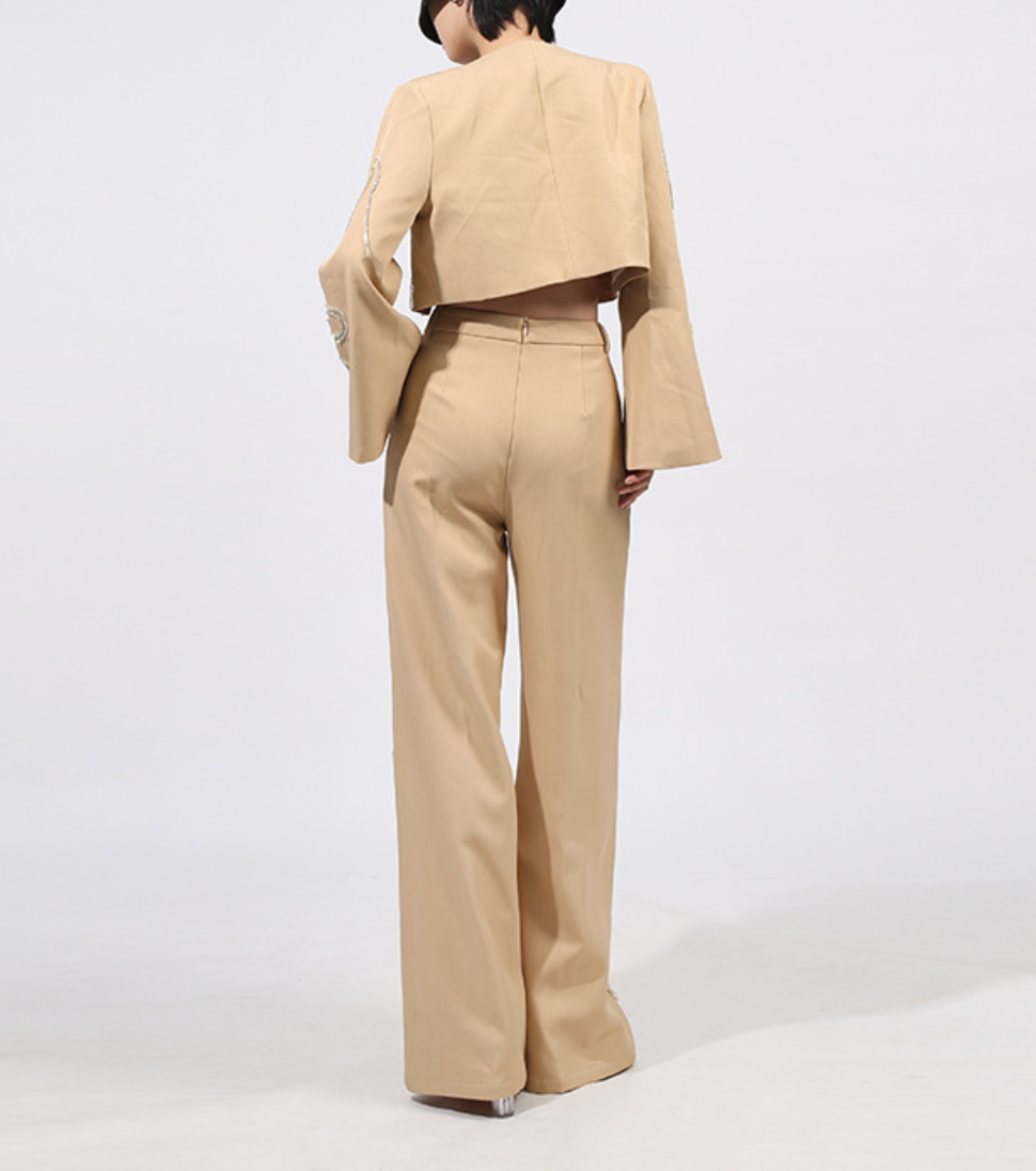 طقم جاكيت قصير مطرز وبنطال واسع الساقين - إيلارا