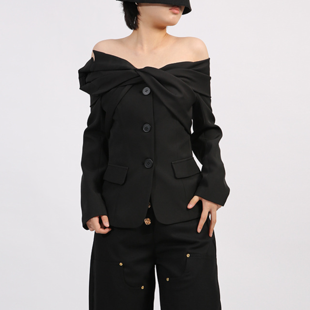 بليزر مصمم خصيصًا بكتفين مكشوفتين وفتحة رقبة ملتوية - تويست