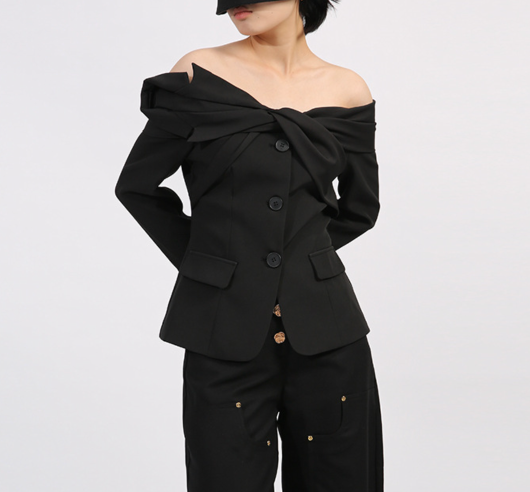 بليزر مصمم خصيصًا بكتفين مكشوفتين وفتحة رقبة ملتوية - تويست