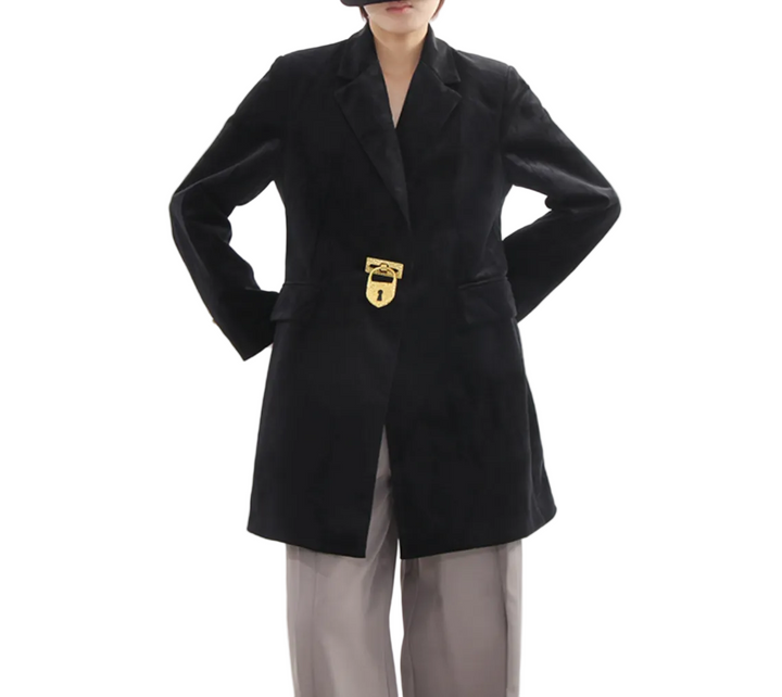 بليزر طويل مصمم خصيصًا بتفاصيل مشبك ذهبي - قفل