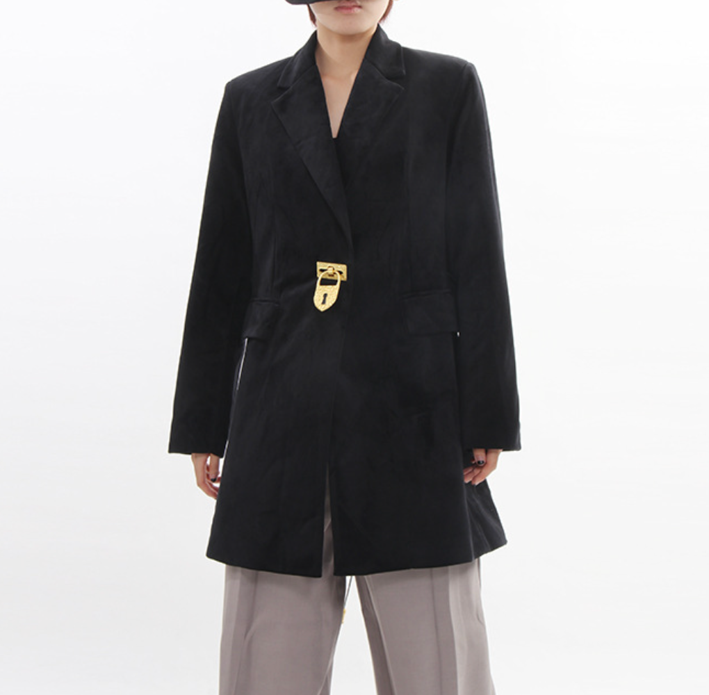 بليزر طويل مصمم خصيصًا بتفاصيل مشبك ذهبي - قفل