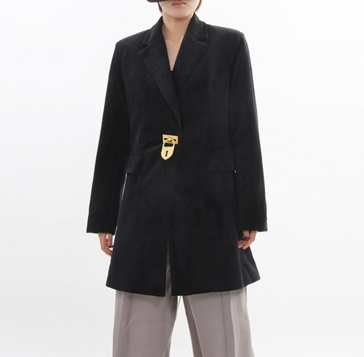 بليزر طويل مصمم خصيصًا بتفاصيل مشبك ذهبي - قفل