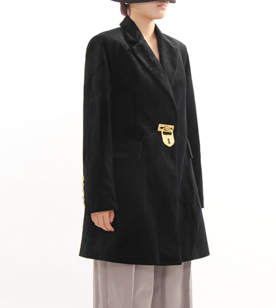 بليزر طويل مصمم خصيصًا بتفاصيل مشبك ذهبي - قفل