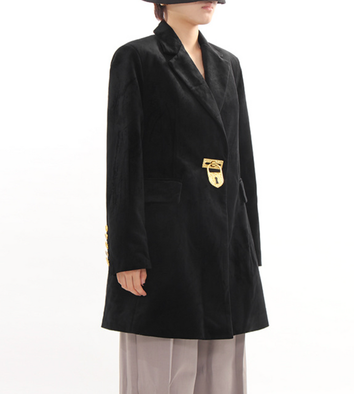 بليزر طويل مصمم خصيصًا بتفاصيل مشبك ذهبي - قفل