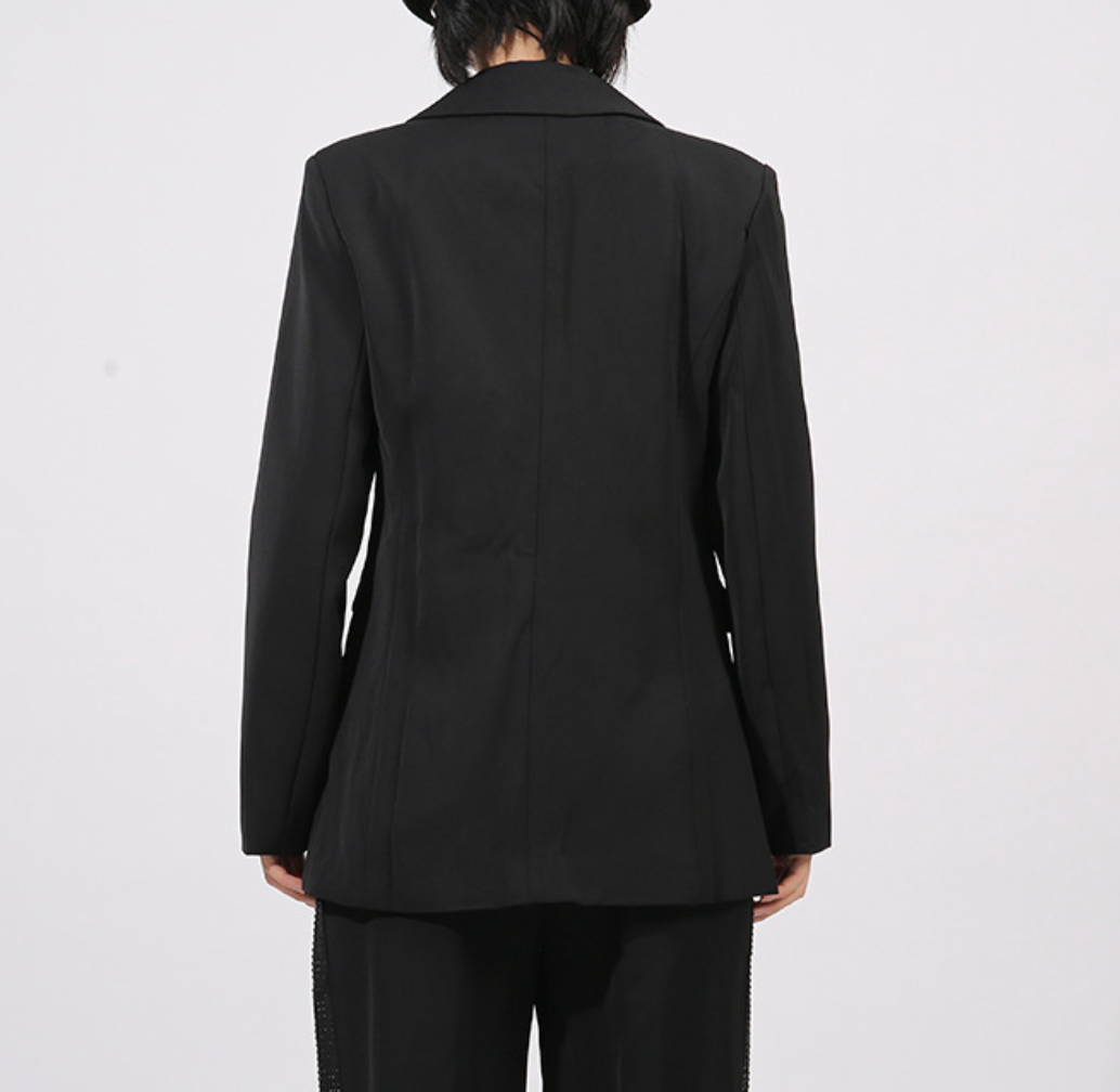 بليزر مُطرز بتصميم أنيق مزين بزخارف شفاه كريستالية – روج