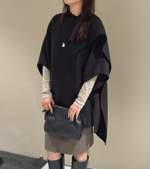 فستان ماكسي أبيض مطرز بحافة مزينة بشراشيب - أزورا