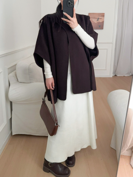 فستان ماكسي أبيض مطرز بحافة مزينة بشراشيب - أزورا