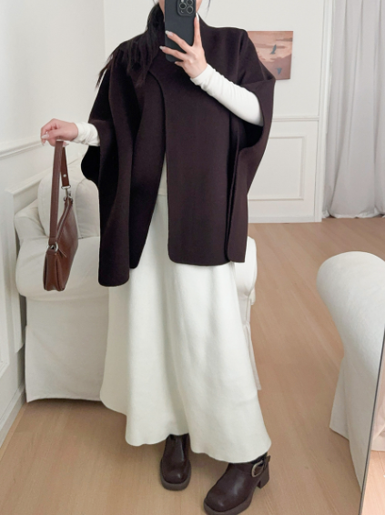 فستان ماكسي أبيض مطرز بحافة مزينة بشراشيب - أزورا