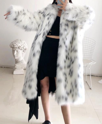 فستان ماكسي أبيض مطرز بحافة مزينة بشراشيب - أزورا