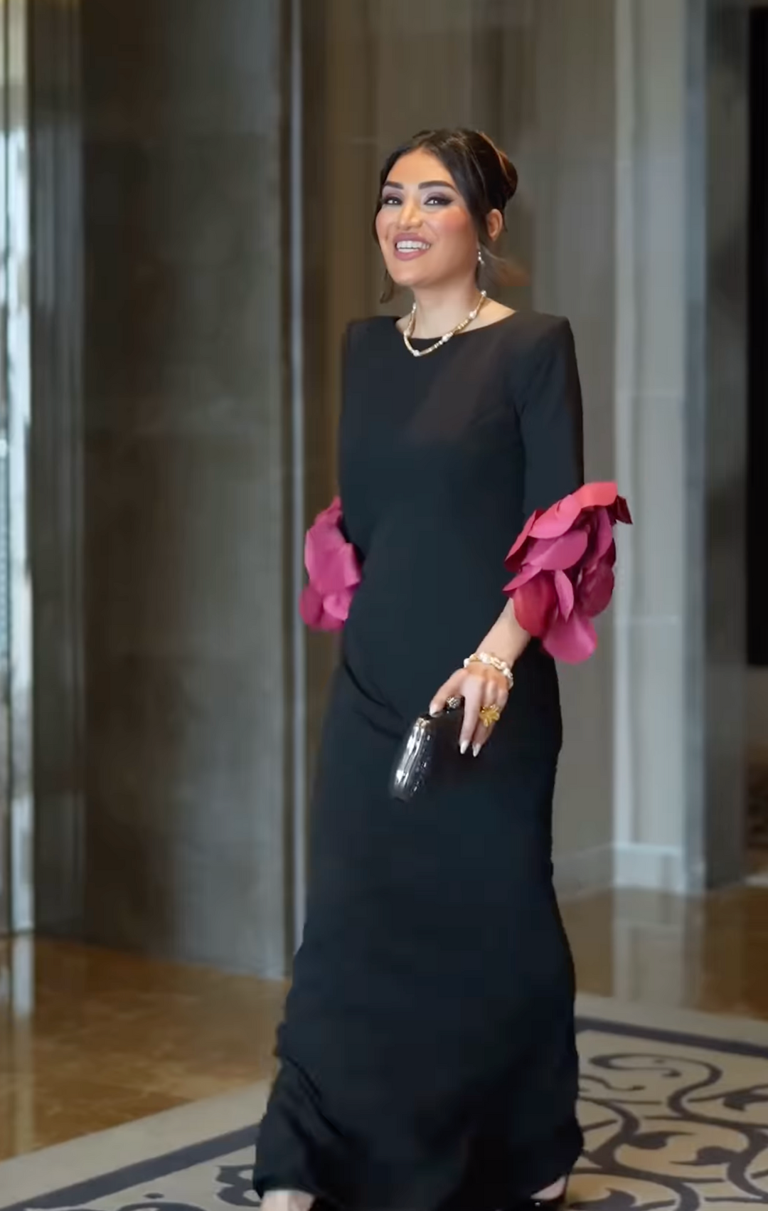 فستان العمود الأسود مع الأكمام المزهرة - ليفيا