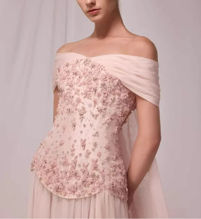 فستان ساتان بدون حمالات بأكمام واسعة وتنورة خارجية – أورورا