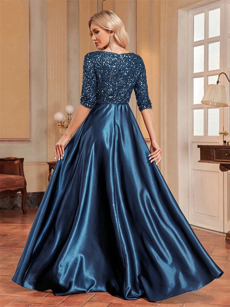 فستان من الترتر بفتحة رقبة على شكل حرف V وتنورة من الساتان على شكل حرف A – إيسمي