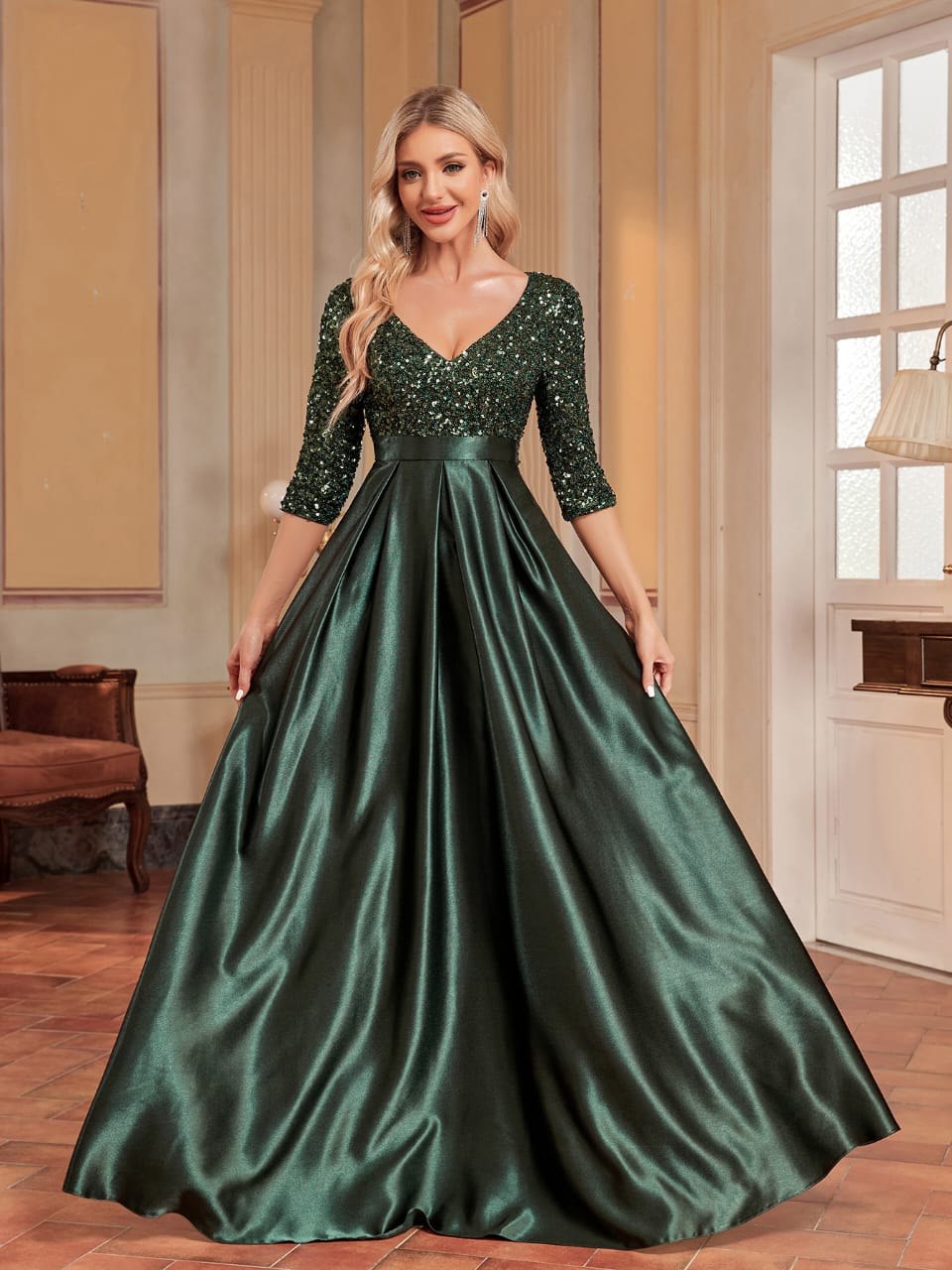 فستان من الترتر بفتحة رقبة على شكل حرف V وتنورة من الساتان على شكل حرف A – إيسمي