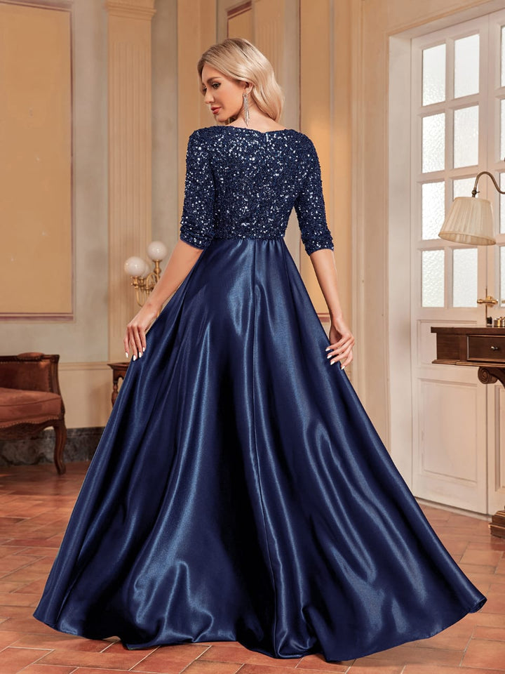 فستان من الترتر بفتحة رقبة على شكل حرف V وتنورة من الساتان على شكل حرف A – إيسمي