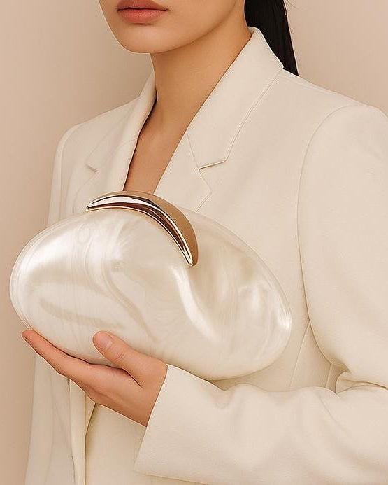 حقيبة كلاتش من الراتنج المنحوت بمشبك هلالي ذهبي – سيليزريت