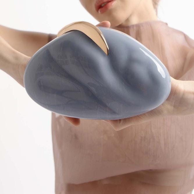 حقيبة كلاتش من الراتنج المنحوت بمشبك هلالي ذهبي – سيليزريت