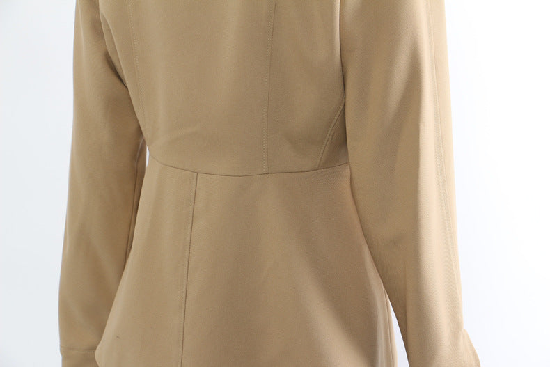 سترة غير متماثلة بحزام وياقة عالية – بيرنا