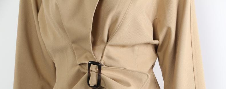 سترة غير متماثلة بحزام وياقة عالية – بيرنا