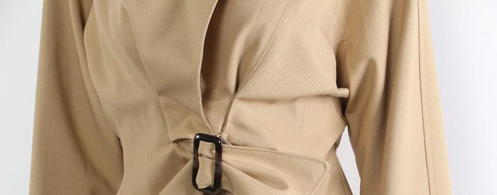 سترة غير متماثلة بحزام وياقة عالية – بيرنا