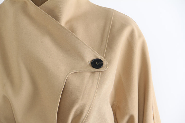 سترة غير متماثلة بحزام وياقة عالية – بيرنا