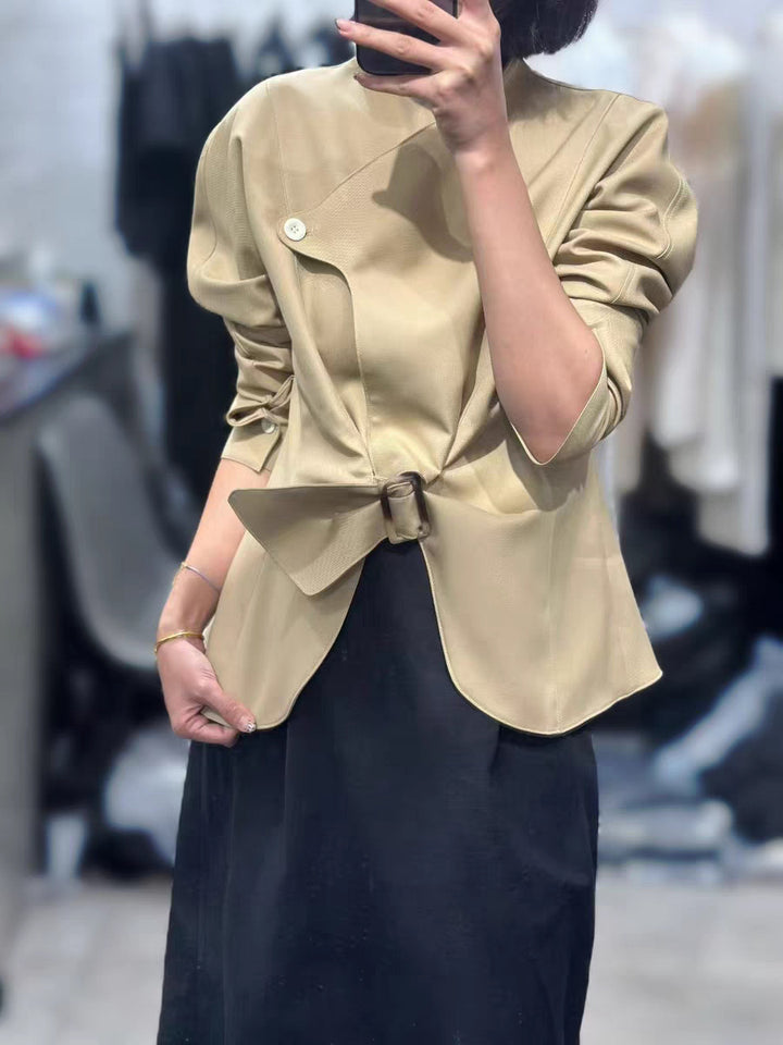 سترة غير متماثلة بحزام وياقة عالية – بيرنا