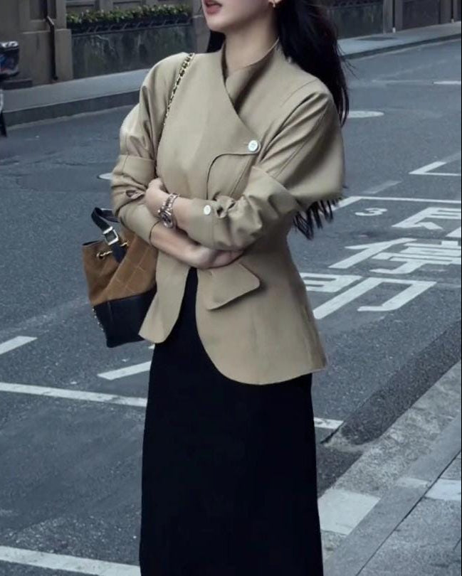 سترة غير متماثلة بحزام وياقة عالية – بيرنا