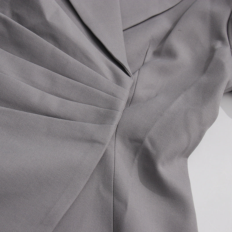 بليزر مصمم بقصة أنيقة مع جزء أمامي غير متماثل - نوفا