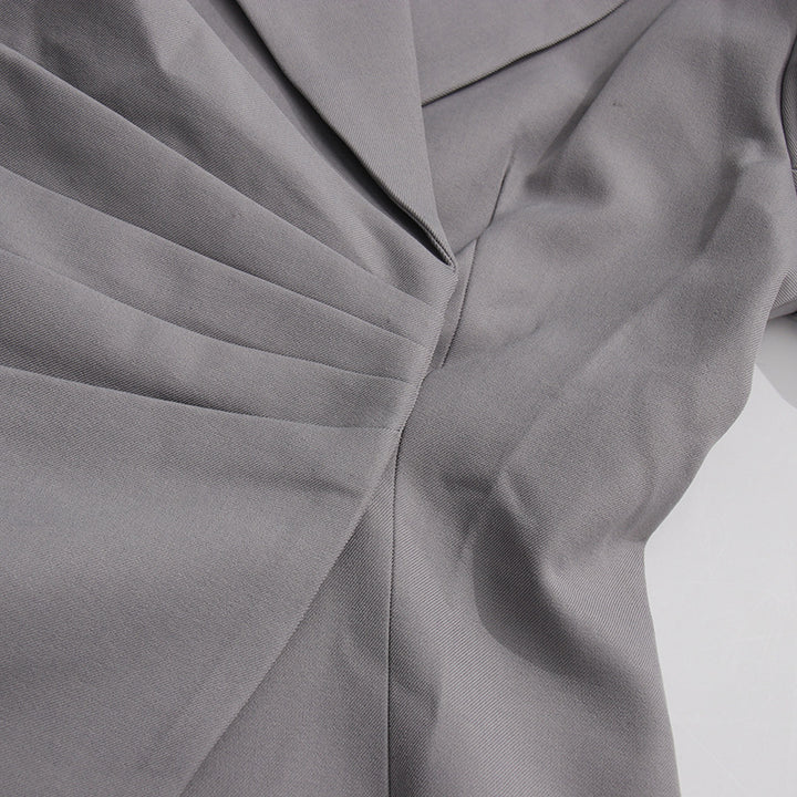 بليزر مصمم بقصة أنيقة مع جزء أمامي غير متماثل - نوفا