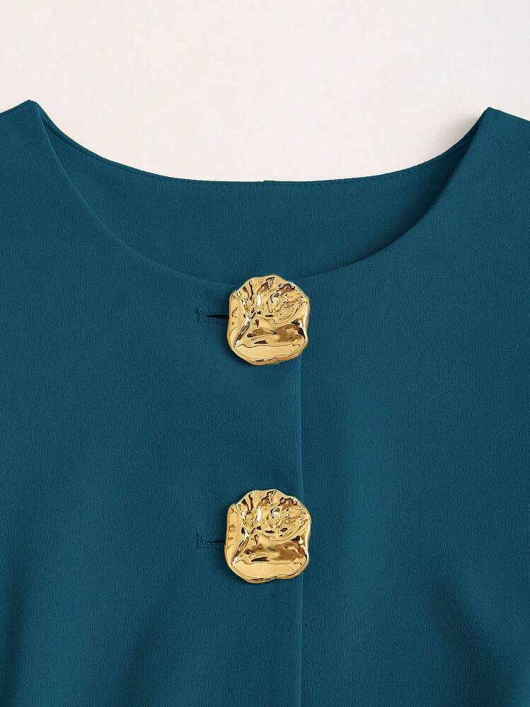 سترة أنيقة بدون أكمام مزينة بأزرار ذهبية منحوتة - فاليري