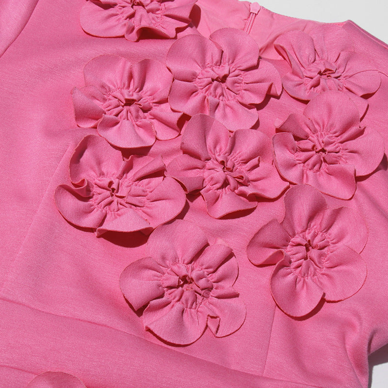 فستان قصير بأكمام قصيرة مزين بتطريزات زهور ثلاثية الأبعاد - بلوسوم